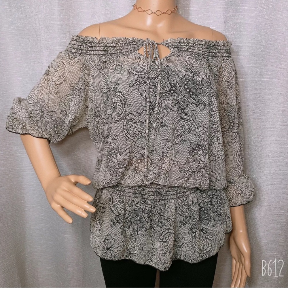 URBAN BEHAVIOR BLOUSE SIZE MEDIUM